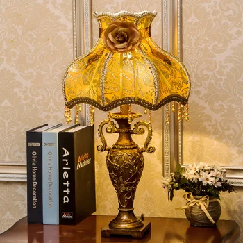 Европейская ретро настольная лампа Прикроватная тумбочка для спальни Тканевая настольная лампа Американский свет Роскошная гостиная Декоративное освещение из смолы Настольная лампа